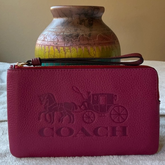 🐴 COACH LARGE CORNER WRISTLET WITH HORSE AND CARRIAGE 🐴 - Picture 3 of 16